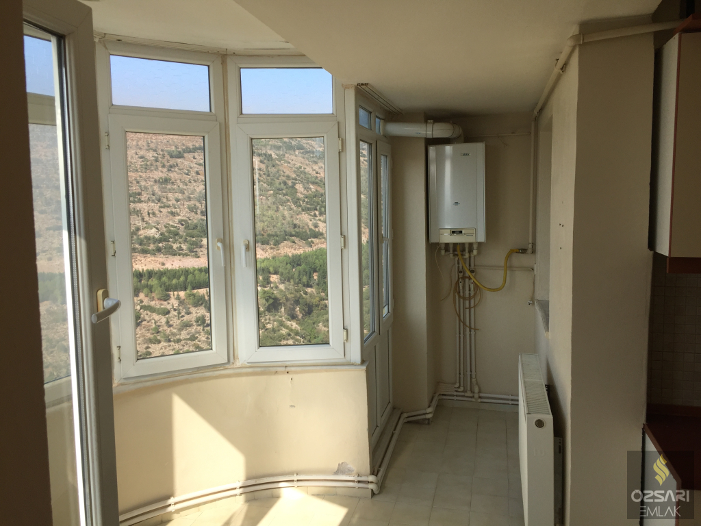 BORNOVA EVKA 4 3+1 GÜNEY CEPHE DOĞALGAZLI KİRALIK DAİRE