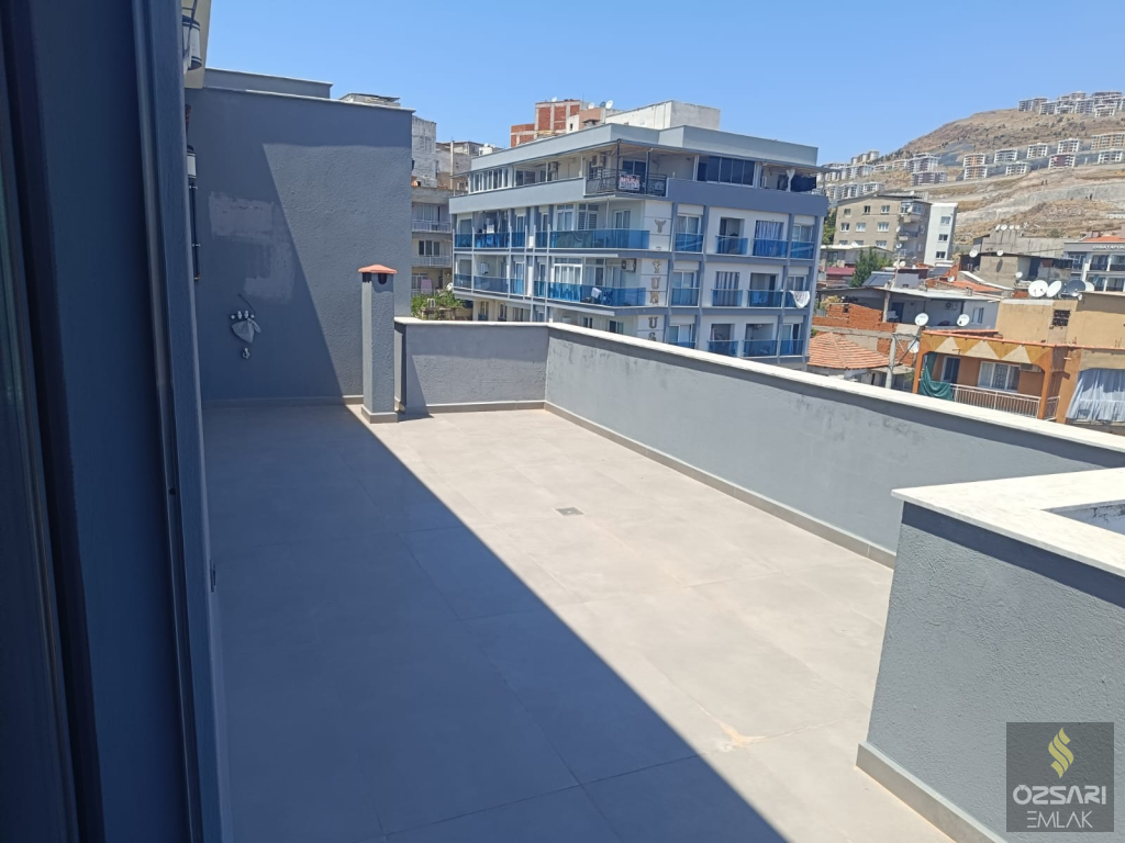 BORNOVA ŞEHİRHASTANESİ KARŞISI ÖZEL TERASLI EBEVEYN BANYOLU GİYİNME ODALI SATILI