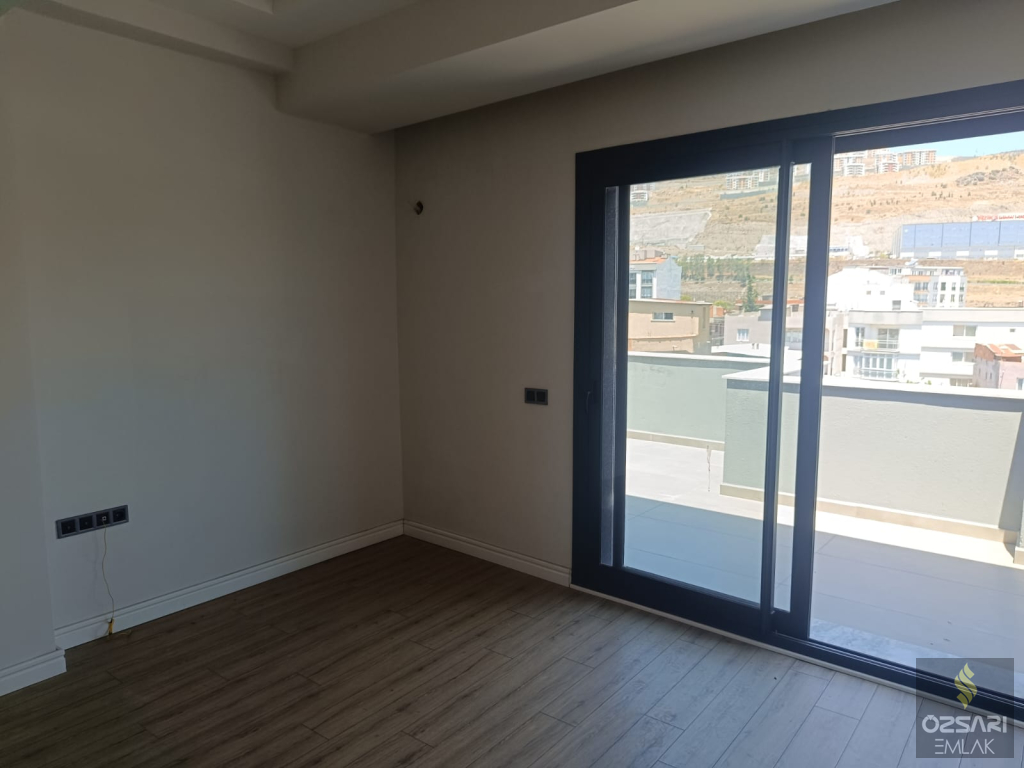 BORNOVA ŞEHİRHASTANESİ KARŞISI ÖZEL TERASLI EBEVEYN BANYOLU GİYİNME ODALI SATILI