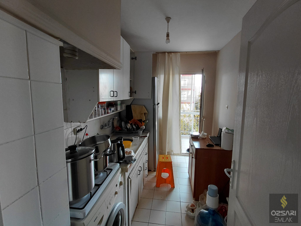 BORNOVA EVKA 4 DE 1+1 FİYATINA 2+1 KAPALI MUTFAK GÜNEY CEPHE SATILIK DAİRE