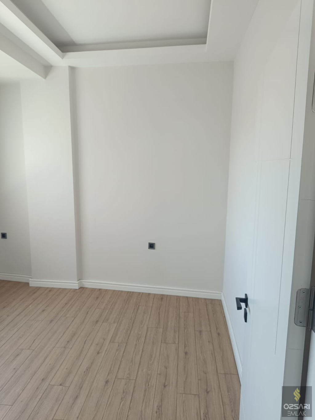 BORNOVA ŞEHİRHASTANESİ KARŞISI ÖZEL TERASLI EBEVEYN BANYOLU GİYİNME ODALI SATILI
