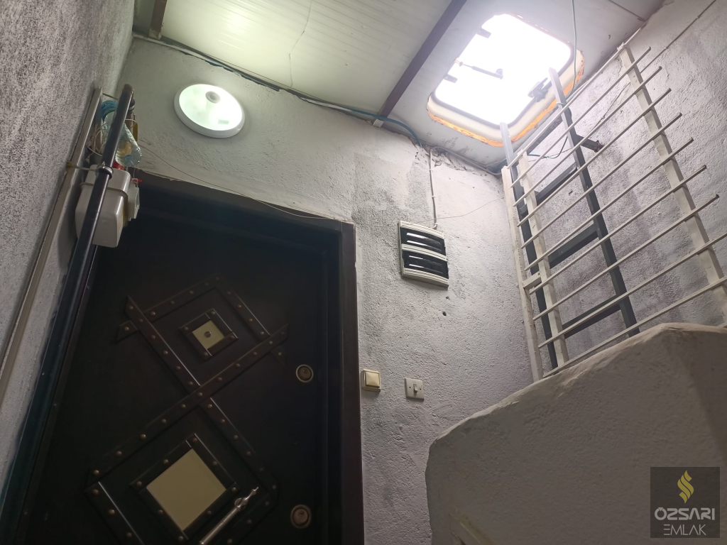 BORNOVA ÇAMDİBİ YILDIRIM BEYAZITTA SATILIK FERAH YAPILI 2+1 SATILIK KUPON DAİRE