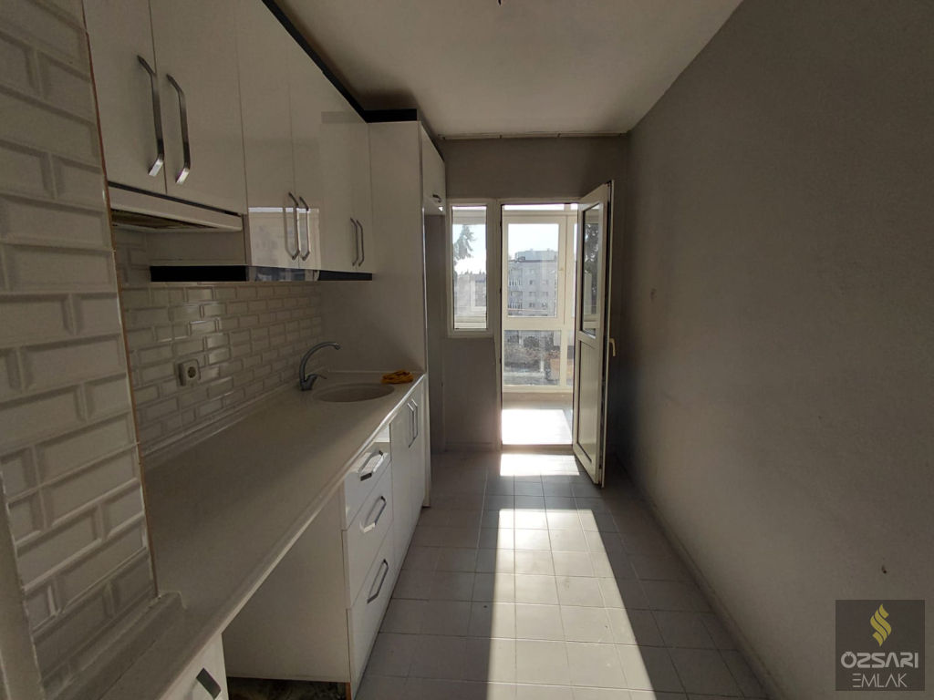 BORNOVA EVKA 4 2+1 GÜNEY CEPHE KİRALIK DAİRE