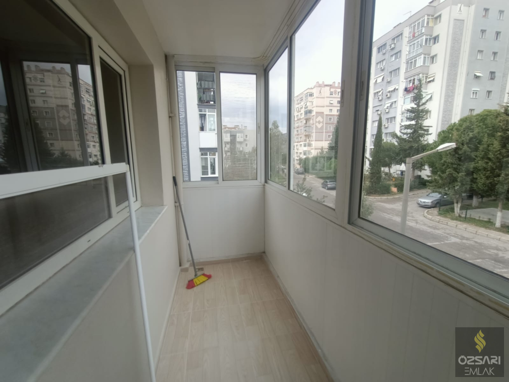 BORNOVA EVKA 1+1 DOĞALGAZLI YAPILI KAPALI MUTFAK KİRALIK DAİRE