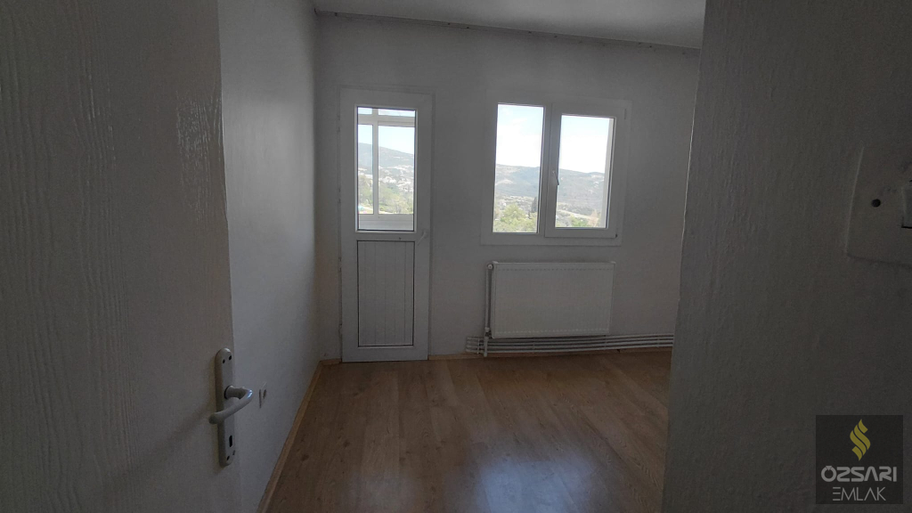 BORNOVA EVKA 4 2+1 DOĞALGAZLI FERAH KİRALIK DAİRE
