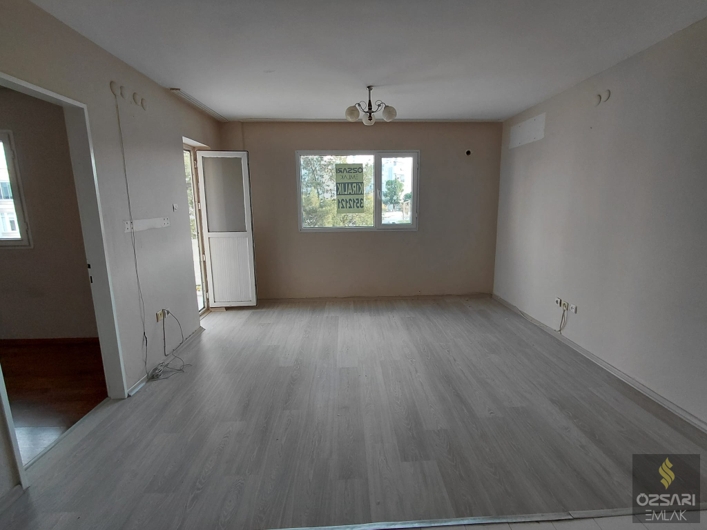 BORNOVA EVKA4 2+1 DOĞALGAZLI FERAH KİRALIK DAİRE