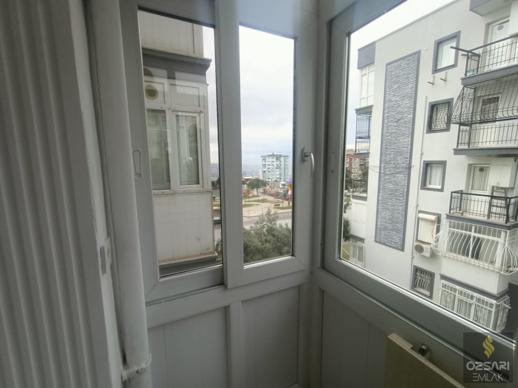 BORNOVA EVKA 1+1 DOĞALGAZLI YAPILI KAPALI MUTFAK KİRALIK DAİRE