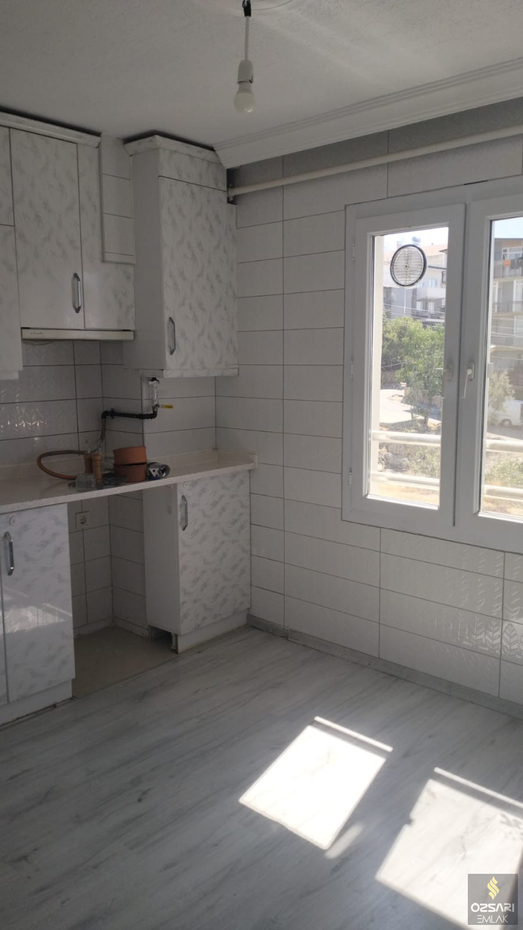 Bornova Atatürk mah. kiralık 3+1 doğalgazlı ve klimalı daire