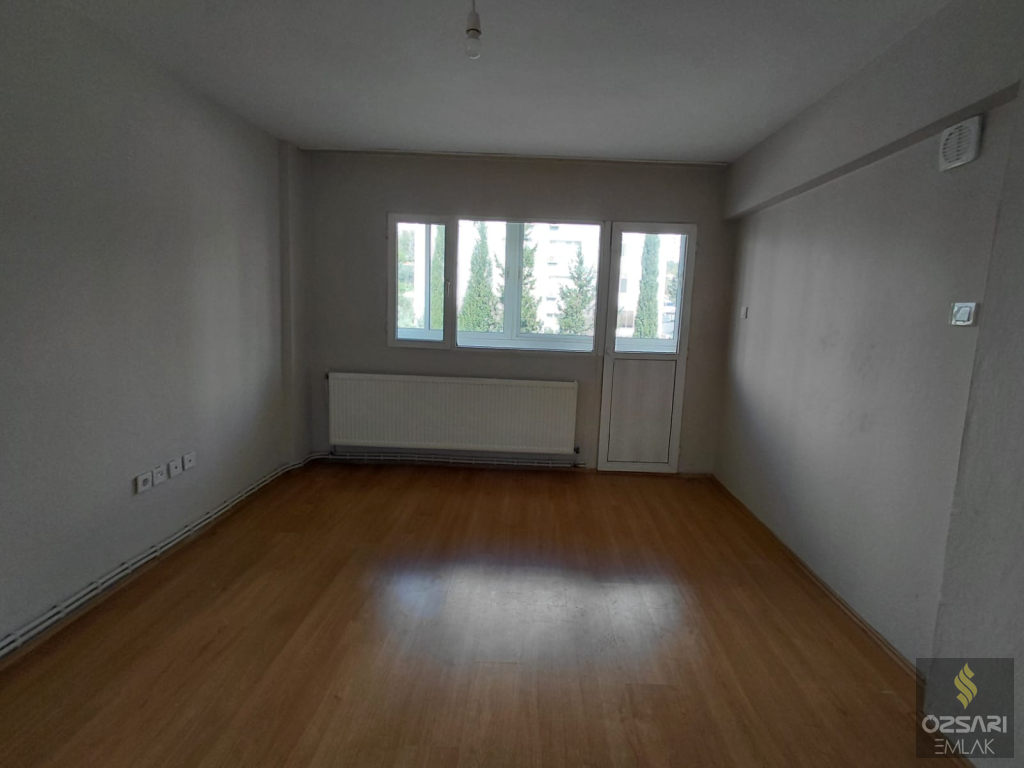 BORNOVA EVKA 1+1 DOĞALGAZLI YAPILI KAPALI MUTFAK KİRALIK DAİRE