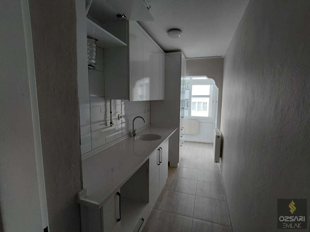 BORNOVA EVKA 1+1 DOĞALGAZLI YAPILI KAPALI MUTFAK KİRALIK DAİRE