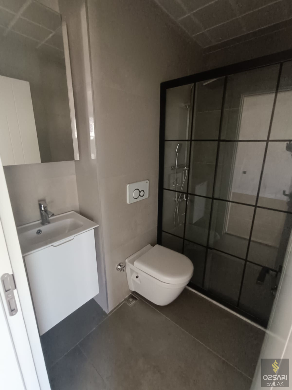 BORNOVA ŞEHİRHASTANESİ KARŞISI ÖZEL TERASLI EBEVEYN BANYOLU GİYİNME ODALI SATILI