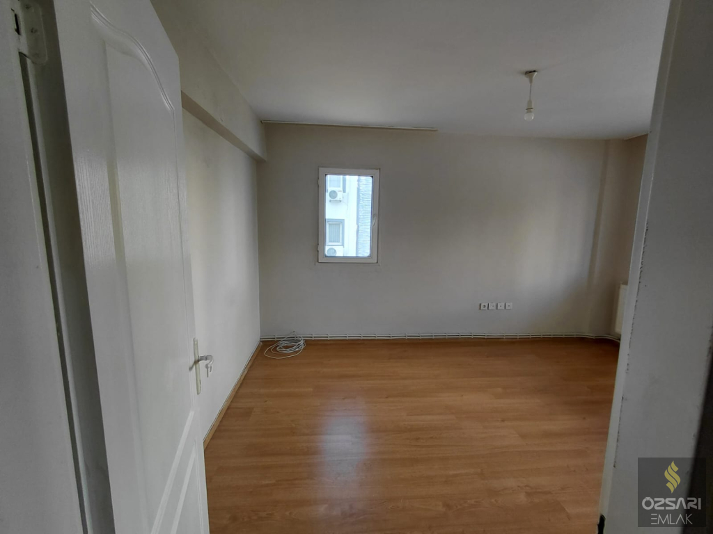 BORNOVA EVKA 1+1 DOĞALGAZLI YAPILI KAPALI MUTFAK KİRALIK DAİRE