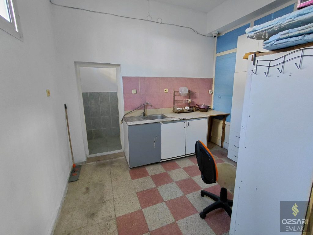 BORNOVA İNÖNÜ MAHALLESİNDE HER İŞE UYGUN KULLANIŞLI FERAH DÜKKAN