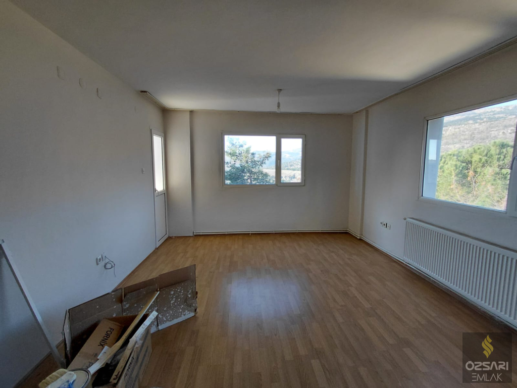 BORNOVA EVKA 4 3+1 GÜNEYCEPHE DOĞALGAZLI TEMİZ KİRALIK DAİRE