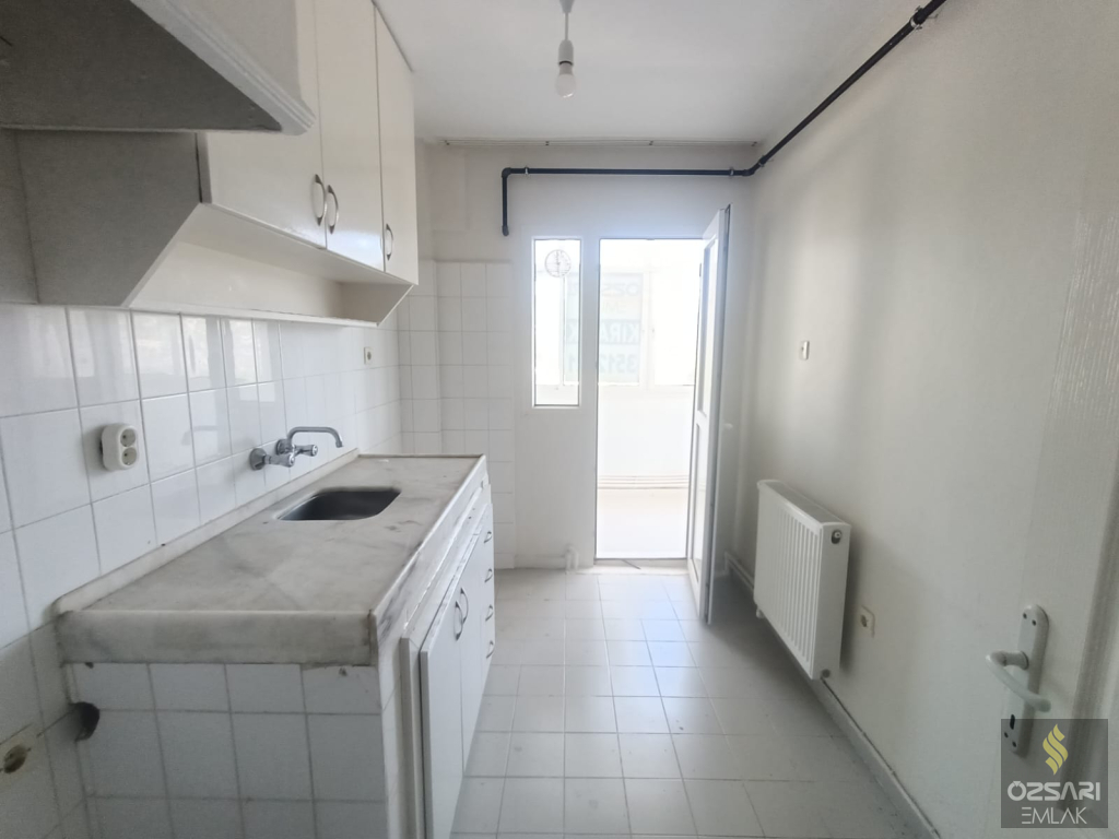 BORNOVA EVKA 4  MİGROS KARŞISI 2+1 DOĞALGAZLI KİRALIK DAİRE