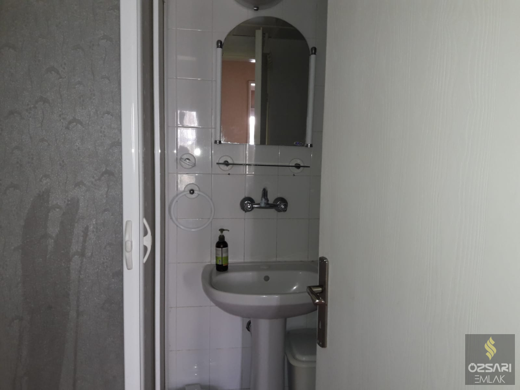 BORNOVA EVKA 4 MAHALLESİNDE FULL EŞYALI DOĞALGAZLI KLİMALI KİRALIK DAİRE