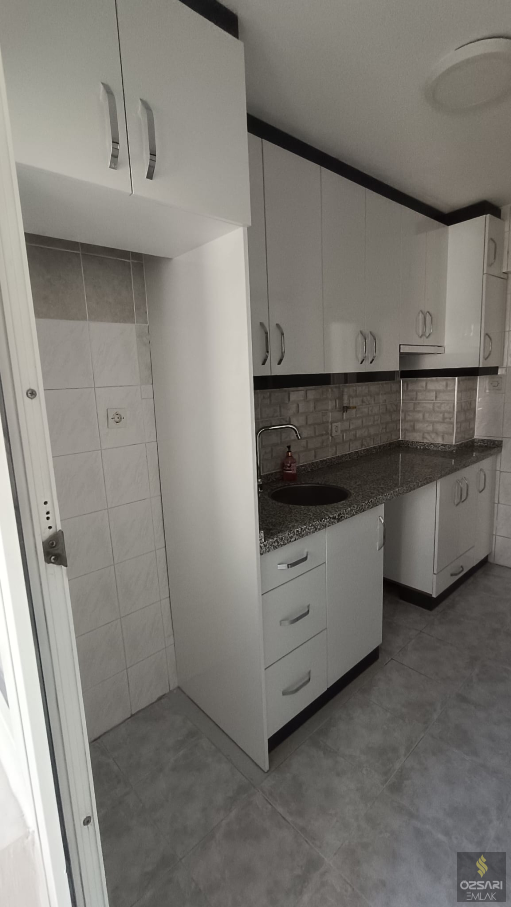 BORNOVA EVKA 4 3+1 DOĞALGAZLI KİRALIK DAİRE