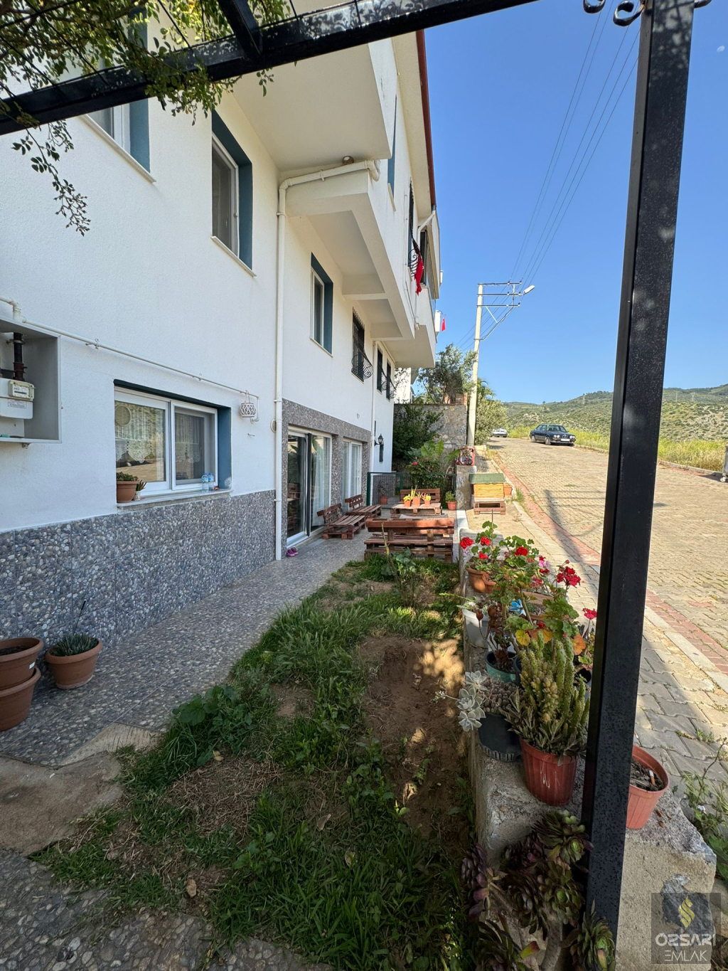 VİLLALAR BÖLGESİNİN EN İYİ KONUMUNDAKİ ÖN SIRADAKİ TRİPLEKS VİLLA SATILIĞA ÇIKMI