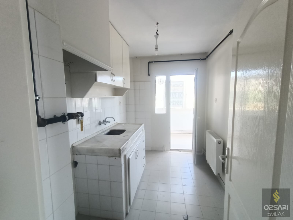 BORNOVA EVKA 4  MİGROS KARŞISI 2+1 DOĞALGAZLI KİRALIK DAİRE