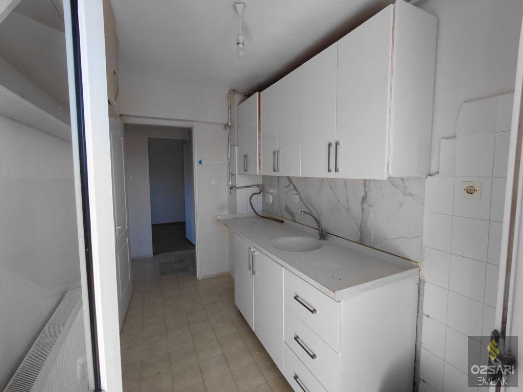 BORNOVA EVKA 4 3+1 GÜNEYCEPHE DOĞALGAZLI TEMİZ KİRALIK DAİRE