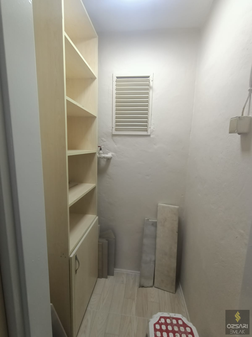 BORNOVA EVKA 1+1 DOĞALGAZLI YAPILI KAPALI MUTFAK KİRALIK DAİRE