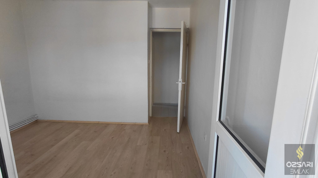 BORNOVA EVKA 4 2+1 DOĞALGAZLI FERAH KİRALIK DAİRE