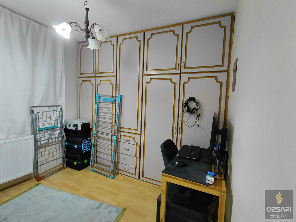 BORNOVA EVKA4 2+1 KAPALI MUTFAK DOĞALGAZLI GÜNEYCEPHE SATILIK DAİRE