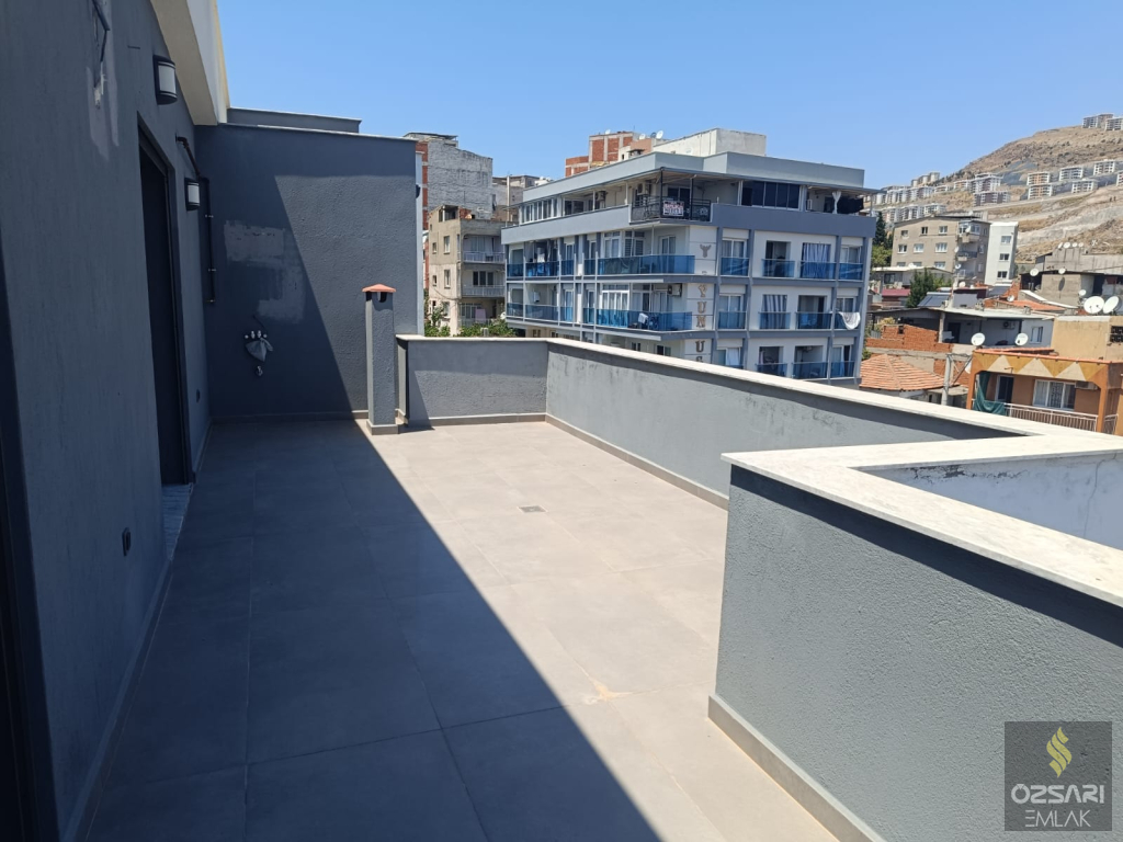 BORNOVA ŞEHİRHASTANESİ KARŞISI ÖZEL TERASLI EBEVEYN BANYOLU GİYİNME ODALI SATILI