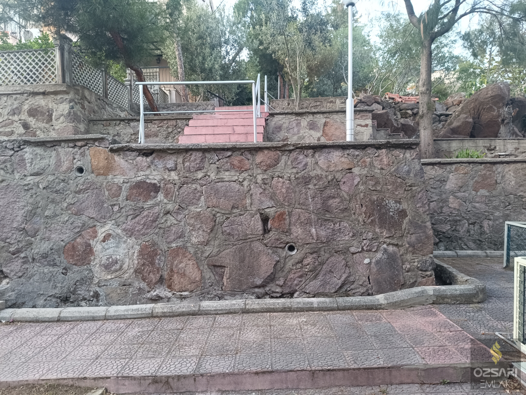 BORNOVA ATATÜRK MAHALLESİNDE MÜSTAKİL 3+1DUBLEKS BAHÇELİ SATILIK