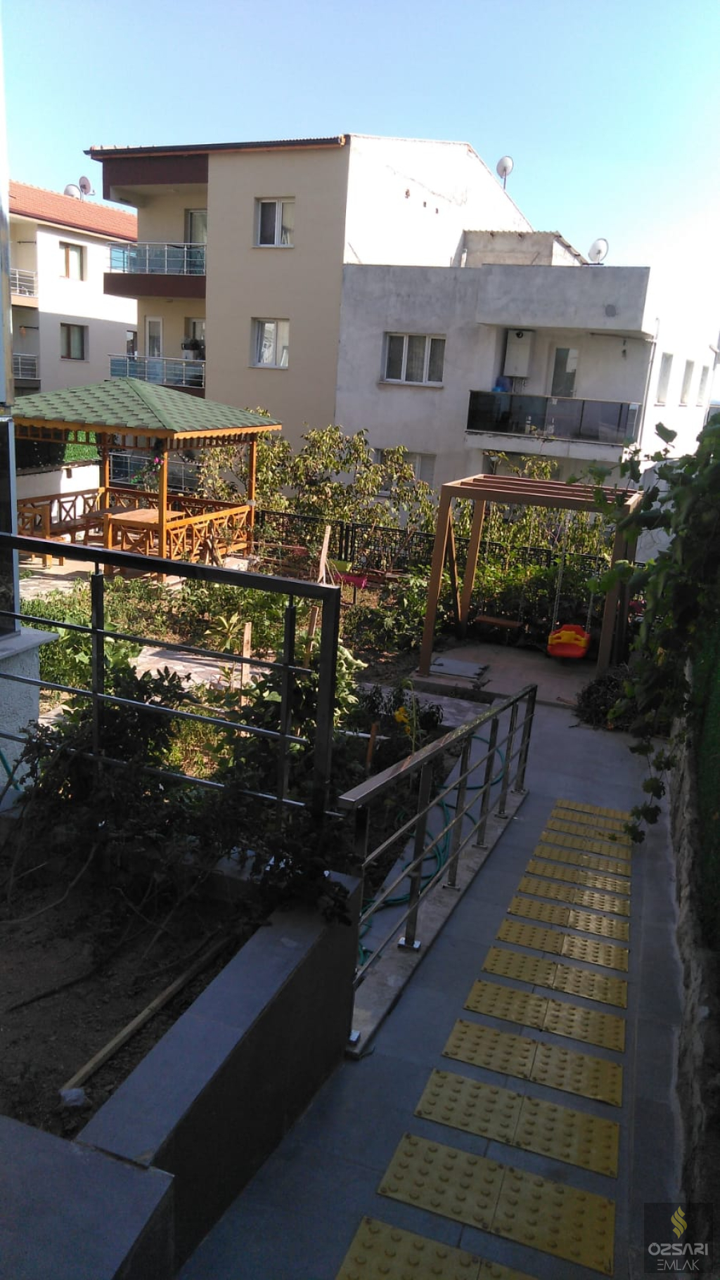 Bornova İnönü mah. 2+1 doğalgazlı klimalı,Deniz ve Bahçe manzaralı kiralık Daire
