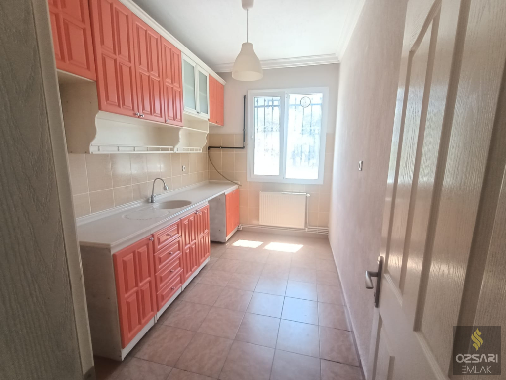 BORNOVA İNÖNÜ MAHALLESİNDE 2+1 DOĞALGAZLI KİRALIK DAİRE