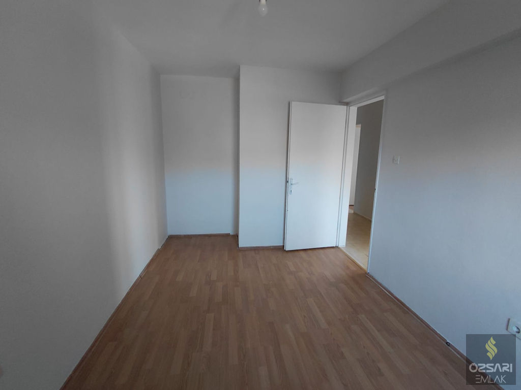 BORNOVA EVKA 4 3+1 GÜNEYCEPHE DOĞALGAZLI TEMİZ KİRALIK DAİRE