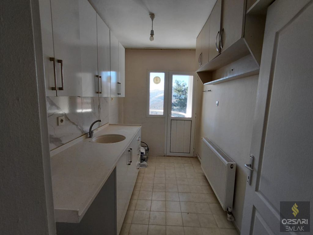 BORNOVA EVKA 4 3+1 GÜNEYCEPHE DOĞALGAZLI TEMİZ KİRALIK DAİRE