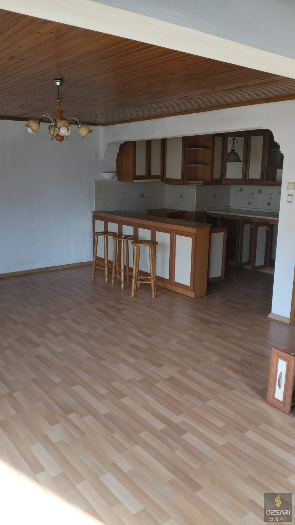 BORNOVA ATATÜRK MAHALLESİNDE KİRALIK TERASLI 1+1 DAİRE