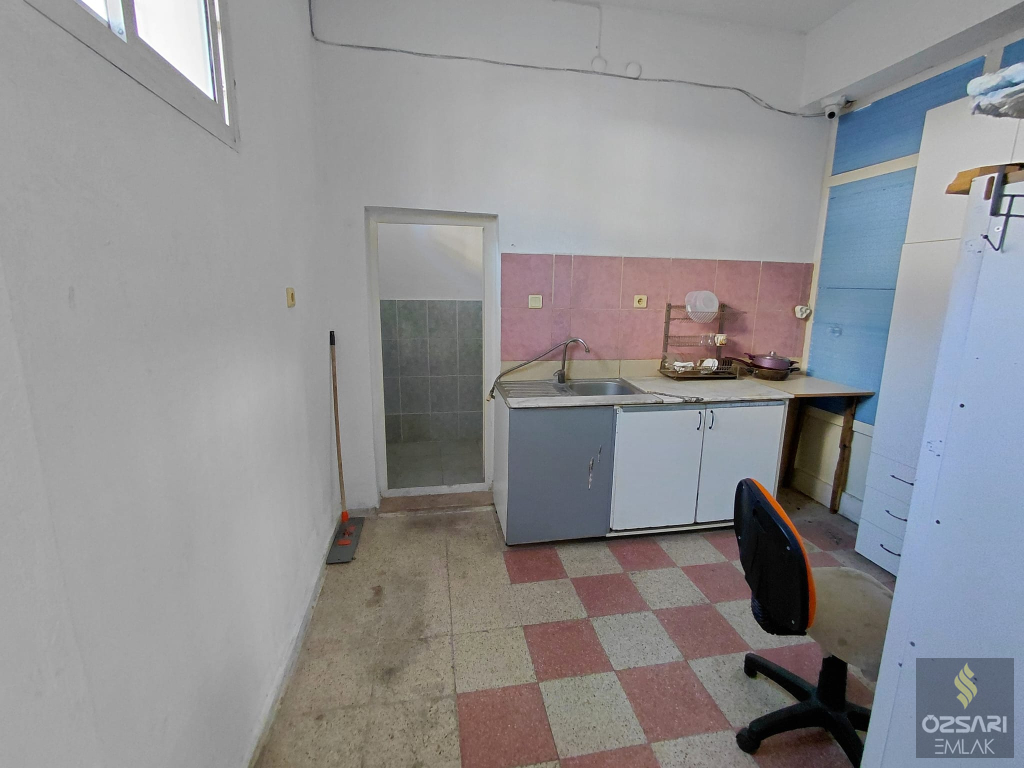 BORNOVA İNÖNÜ MAHALLESİNDE HER İŞE UYGUN KULLANIŞLI FERAH DÜKKAN