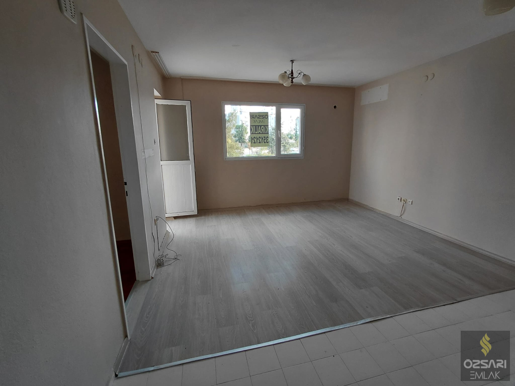 BORNOVA EVKA4 2+1 DOĞALGAZLI FERAH KİRALIK DAİRE