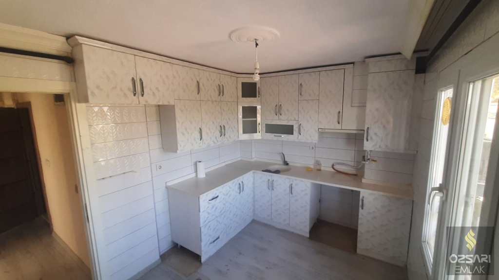Bornova Atatürk mah. kiralık 3+1 doğalgazlı ve klimalı daire
