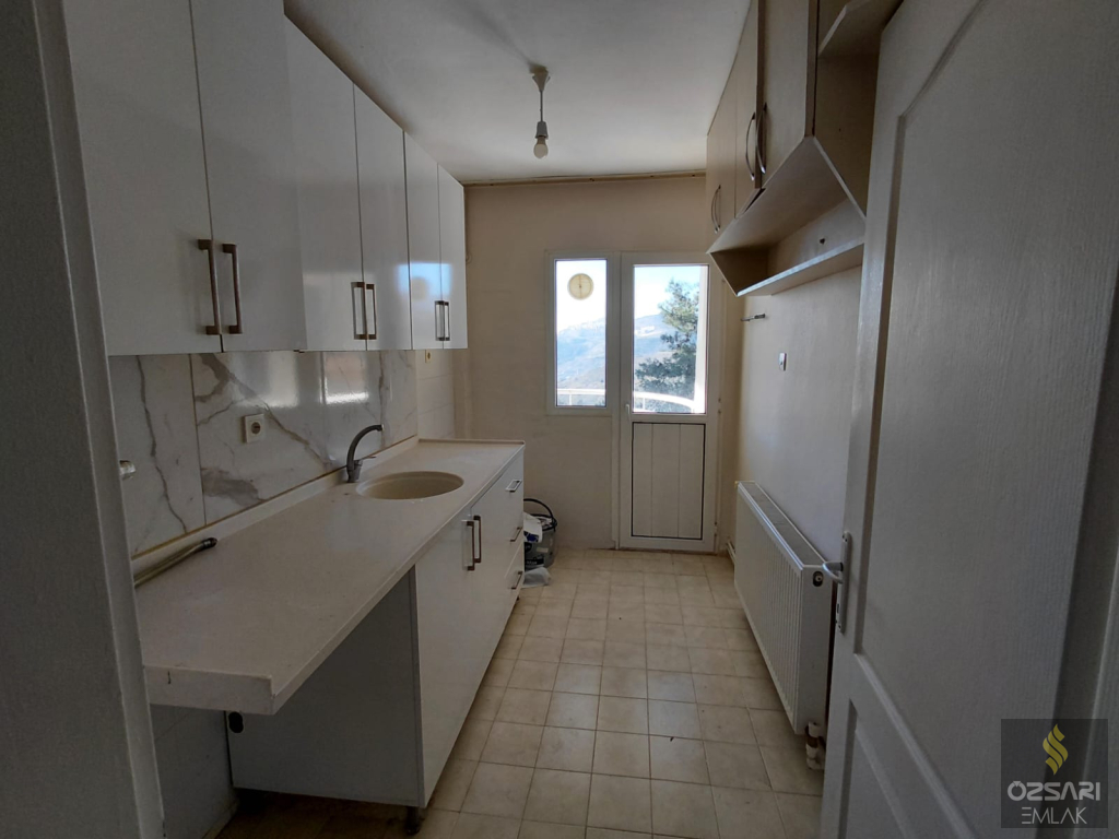 BORNOVA EVKA 4 3+1 GÜNEYCEPHE DOĞALGAZLI TEMİZ KİRALIK DAİRE