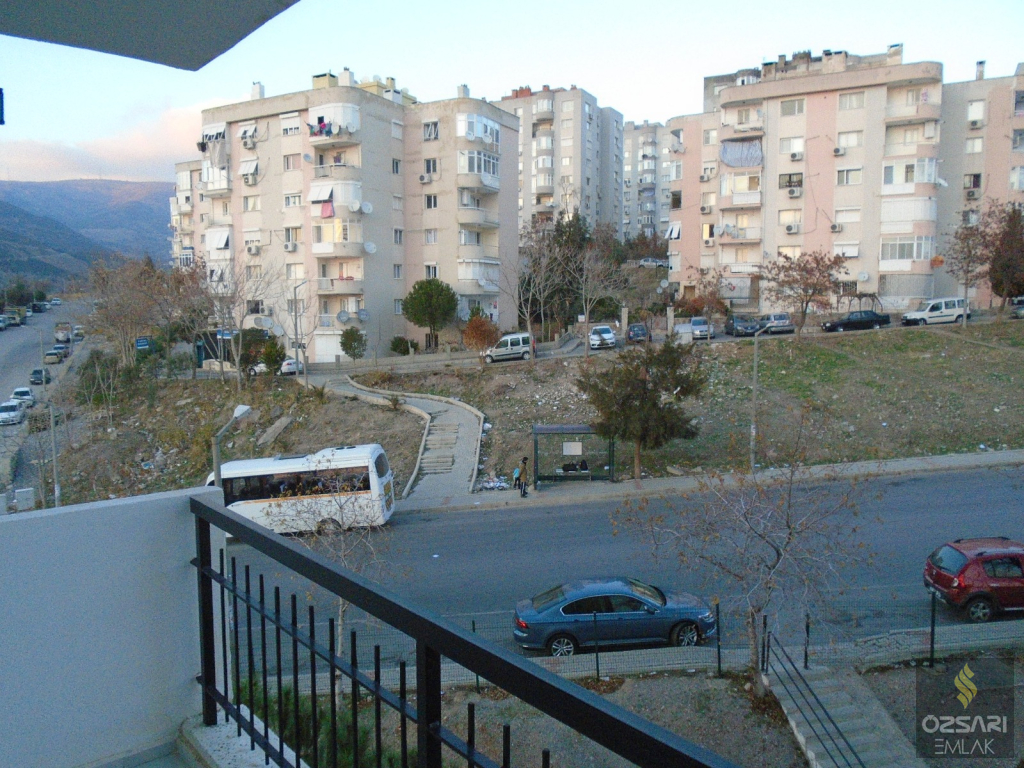 BORNOVA EVKA 4 MAHALLESİNDE FULL EŞYALI DOĞALGAZLI KLİMALI KİRALIK DAİRE