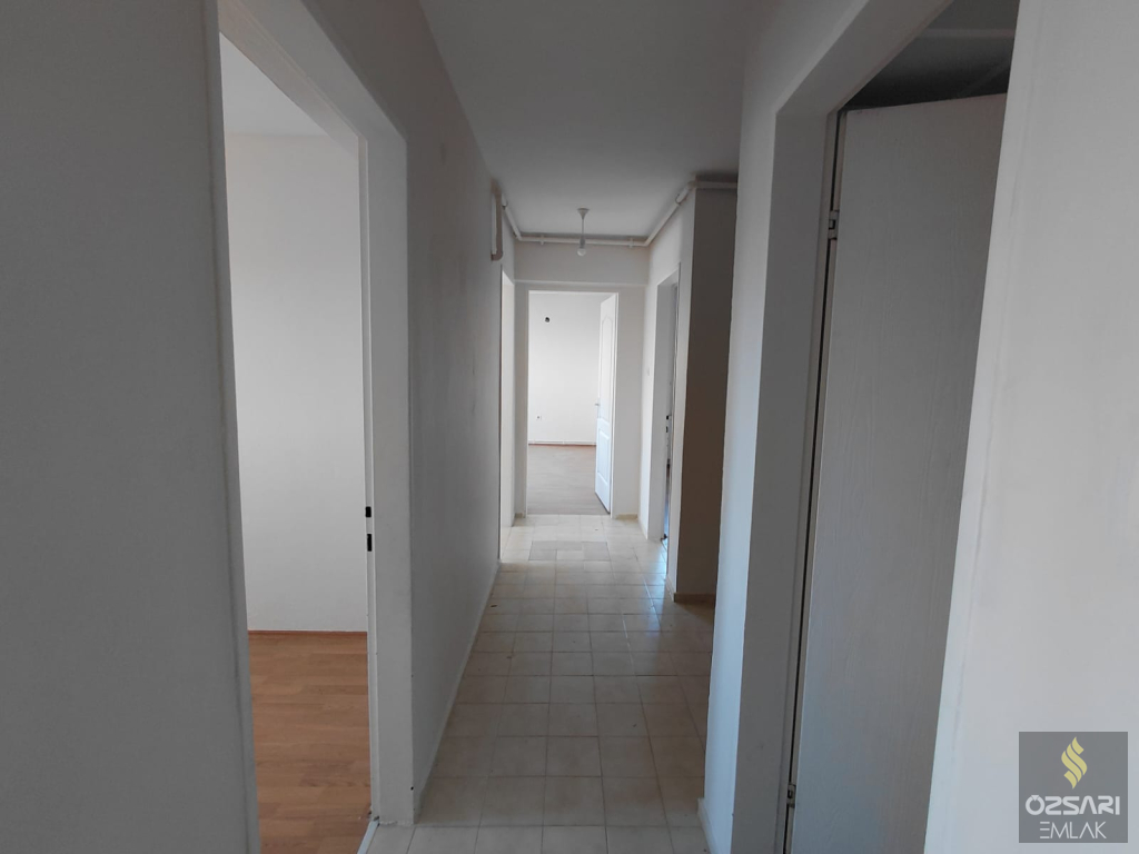 BORNOVA EVKA 4 3+1 GÜNEYCEPHE DOĞALGAZLI TEMİZ KİRALIK DAİ...