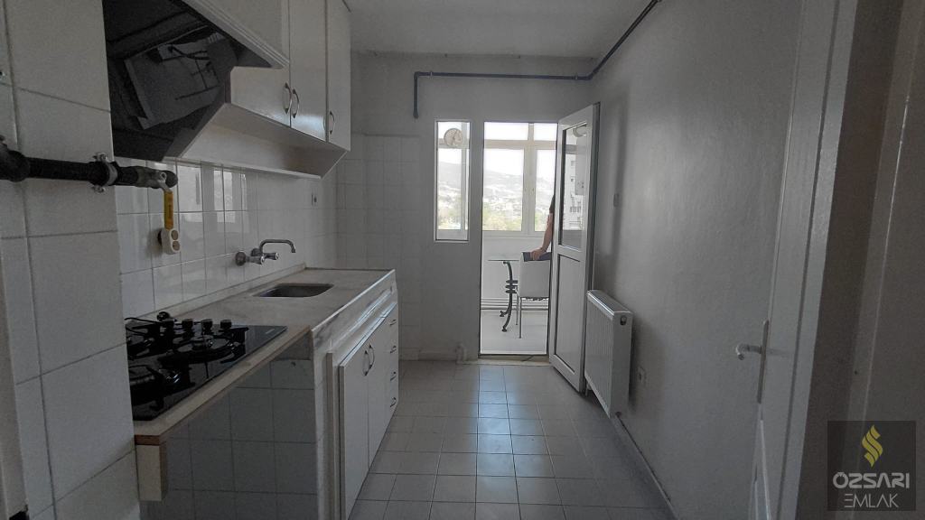 BORNOVA EVKA 4 2+1 DOĞALGAZLI FERAH KİRALIK DAİRE