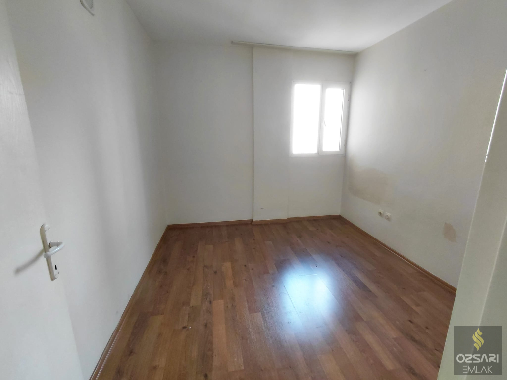 BORNOVA EVKA4 2+1 DOĞALGAZLI FERAH KİRALIK DAİRE