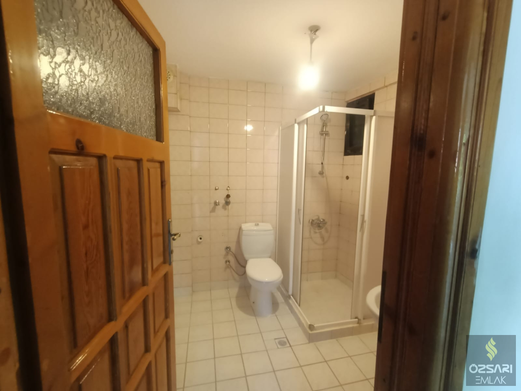 BORNOVA İNÖNÜ MAHALLESİ SEYİT ŞANLI LİSESİNİN ARKASINDA KİRALIK DOĞALGAZLI DAİRE