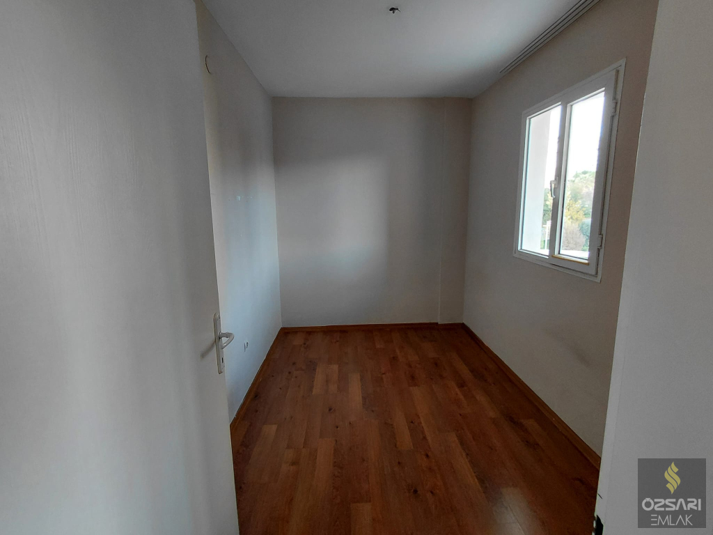 BORNOVA EVKA4 2+1 DOĞALGAZLI FERAH KİRALIK DAİRE