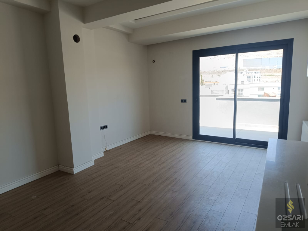 BORNOVA ŞEHİRHASTANESİ KARŞISI ÖZEL TERASLI EBEVEYN BANYOLU GİYİNME ODALI SATILI