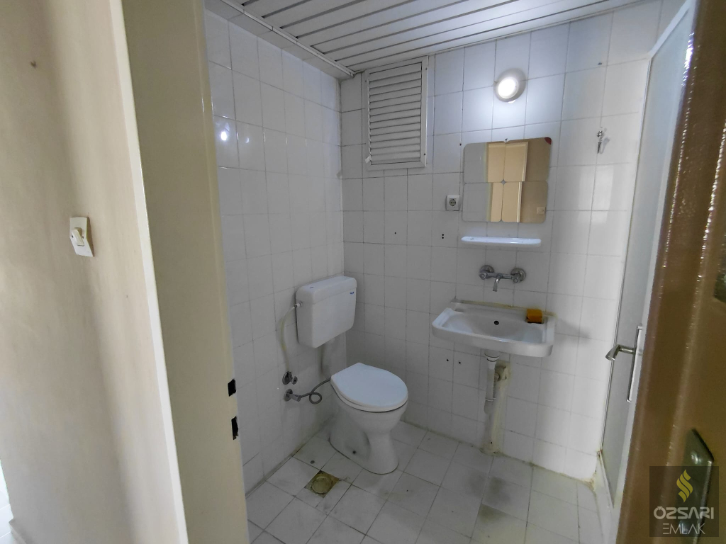 BORNOVA EVKA4 2+1 DOĞALGAZLI FERAH KİRALIK DAİRE