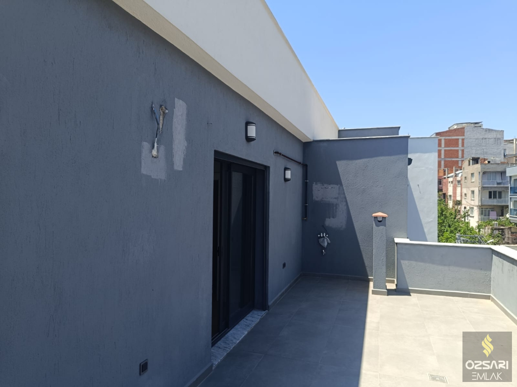 BORNOVA ŞEHİRHASTANESİ KARŞISI ÖZEL TERASLI EBEVEYN BANYOLU GİYİNME ODALI SATILI