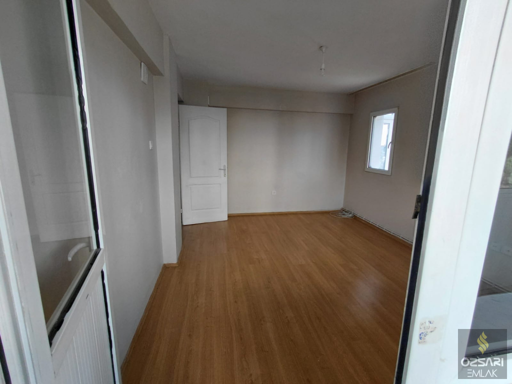 BORNOVA EVKA 1+1 DOĞALGAZLI YAPILI KAPALI MUTFAK KİRALIK DAİRE