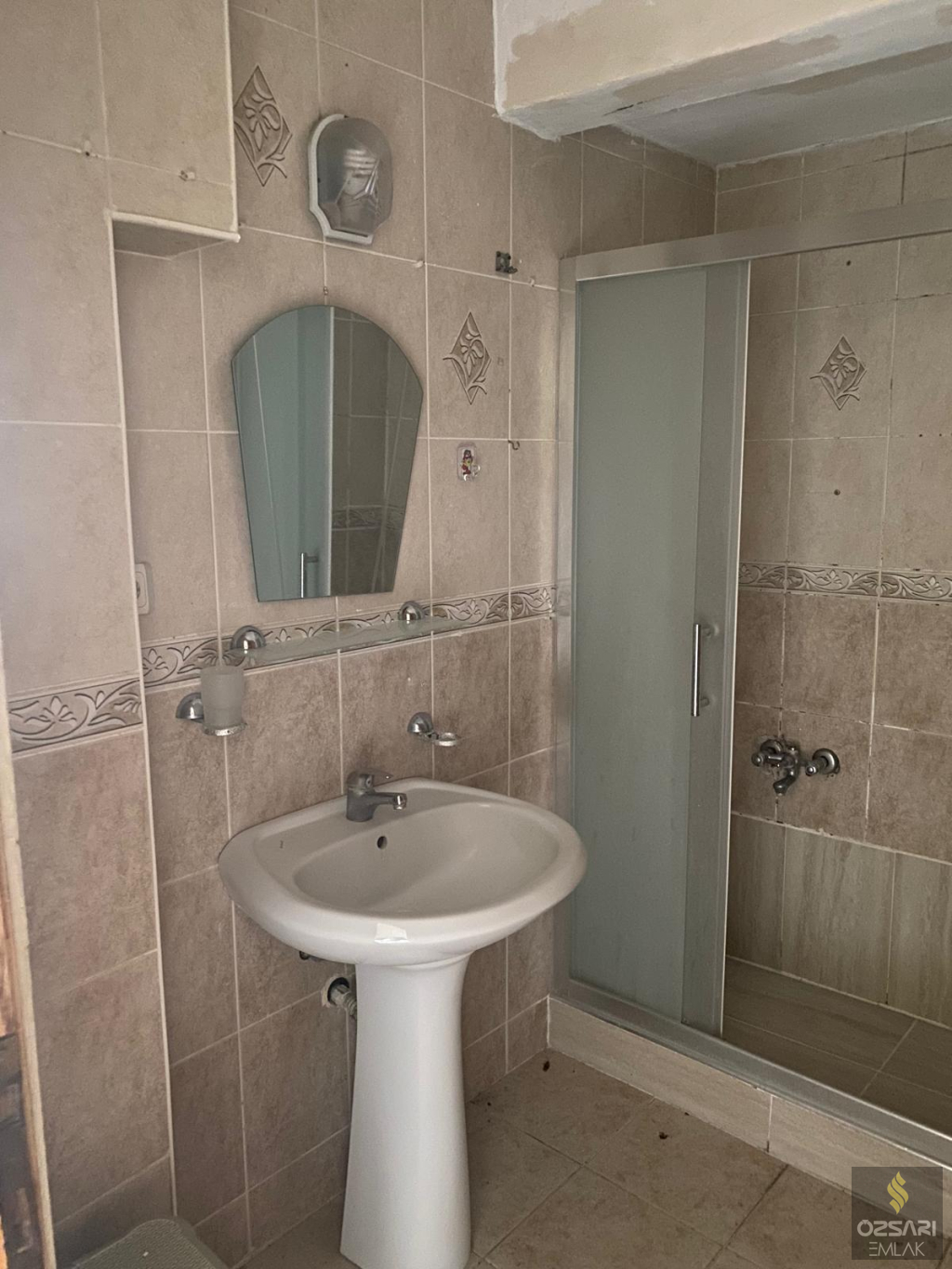 Bornova İnönü Mah. 4katlı 4daireli Komple Satılık Bina