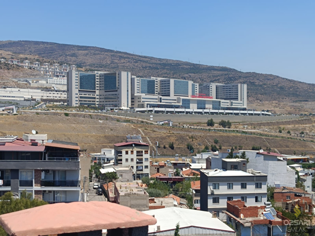 BORNOVA ŞEHİRHASTANESİ KARŞISI ÖZEL TERASLI EBEVEYN BANYOLU GİYİNME ODALI SATILI